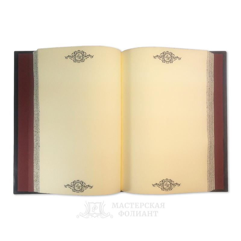Именная записная книжка в кожаном переплете в раскрытом виде Именная записная книжка в кожаном переплете в раскрытом виде