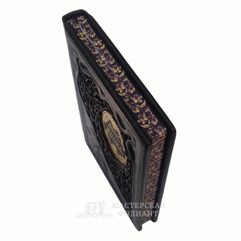 Мастер и Маргарита, подарочное иллюстрированное издание в кожаном переплете, с трехсторонним обрезом. Вид сверху Мастер и Маргарита, подарочное иллюстрированное издание в кожаном переплете, с трехсторонним обрезом. Вид сверху