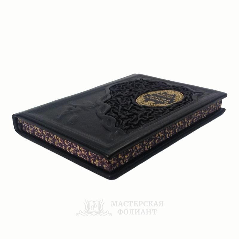 Мастер и Маргарита, подарочное иллюстрированное издание в кожаном переплете, с трехсторонним обрезом. Вид снизу Мастер и Маргарита, подарочное иллюстрированное издание в кожаном переплете, с трехсторонним обрезом. Вид снизу