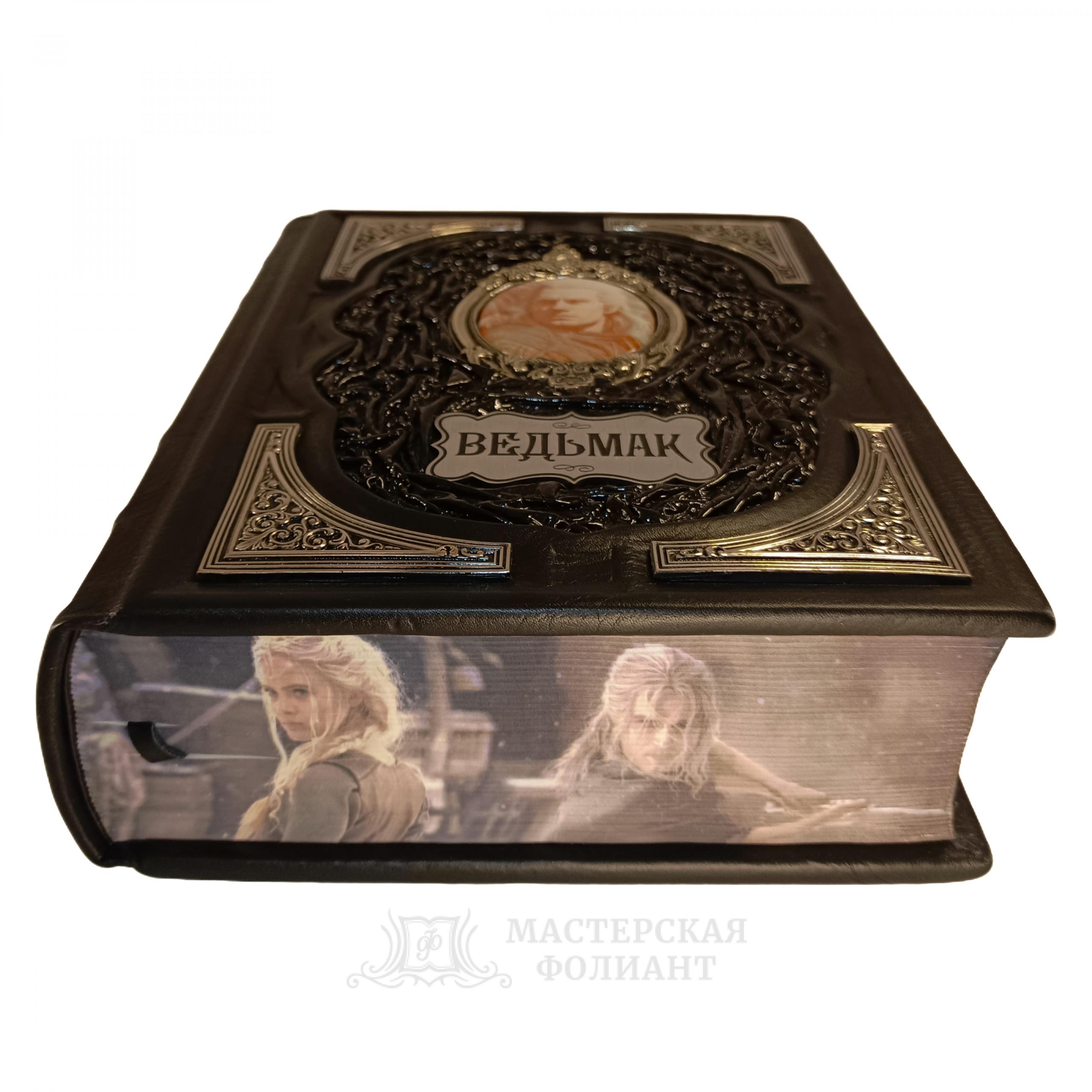 Подарочное издание книги Ведьмак Сапковского в кожаном переплете, художественный обрез, вид снизу Подарочное издание книги Ведьмак Сапковского в кожаном переплете, художественный обрез, вид снизу