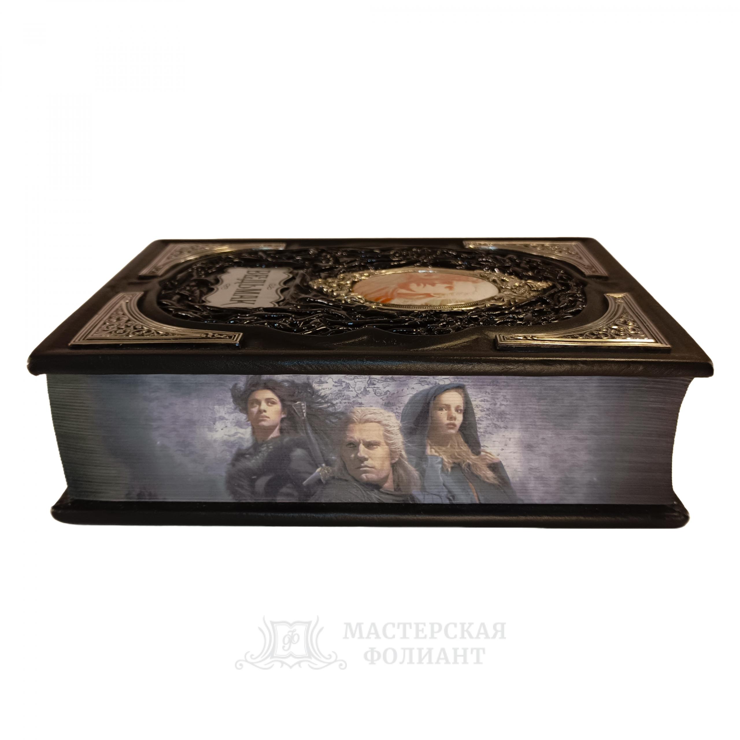 Подарочное издание книги Ведьмак Сапковского в кожаном переплете, художественный обрез, вид сбоку Подарочное издание книги Ведьмак Сапковского в кожаном переплете, художественный обрез, вид сбоку