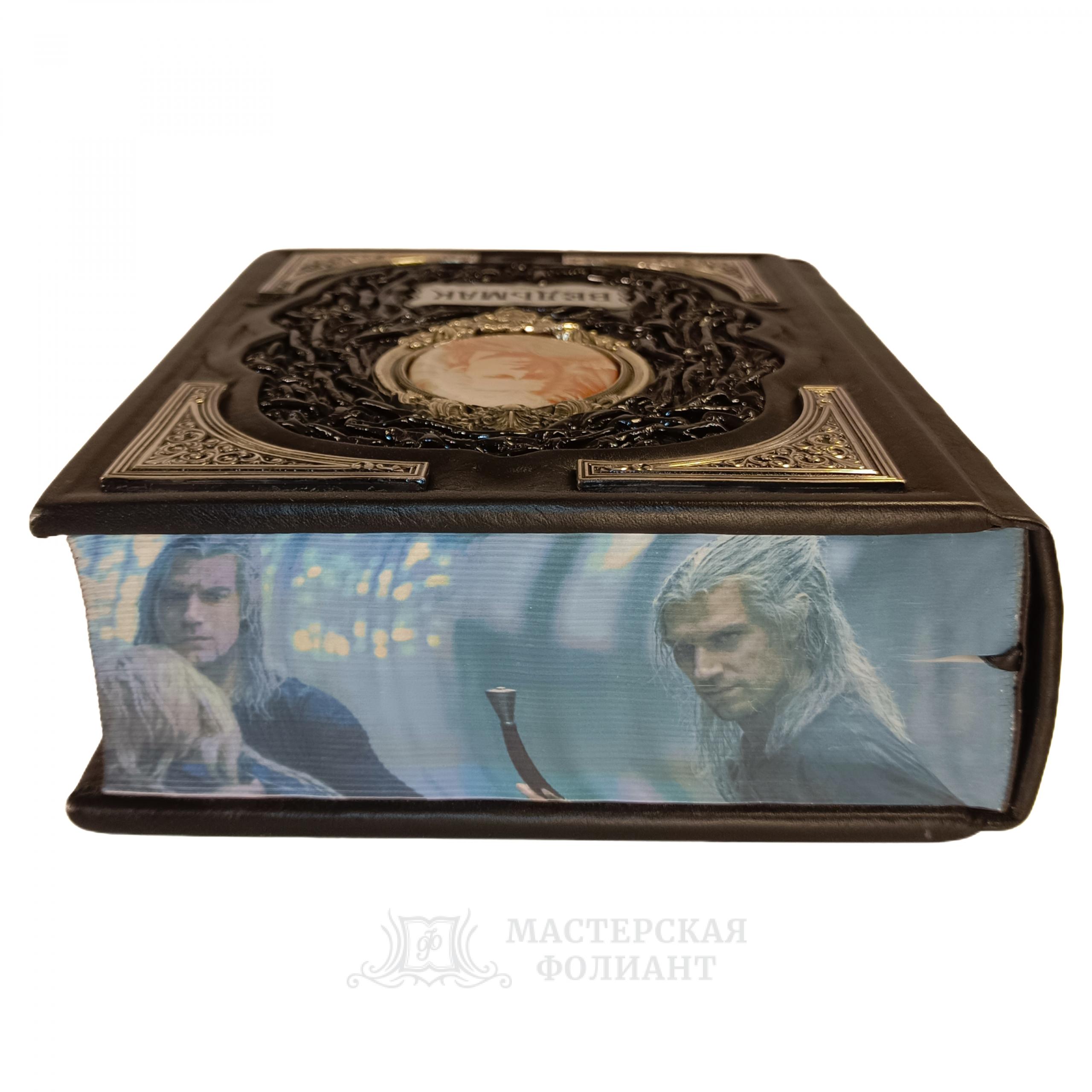 Подарочное издание книги Ведьмак Сапковского в кожаном переплете, художественный обрез, вид сверху Подарочное издание книги Ведьмак Сапковского в кожаном переплете, художественный обрез, вид сверху